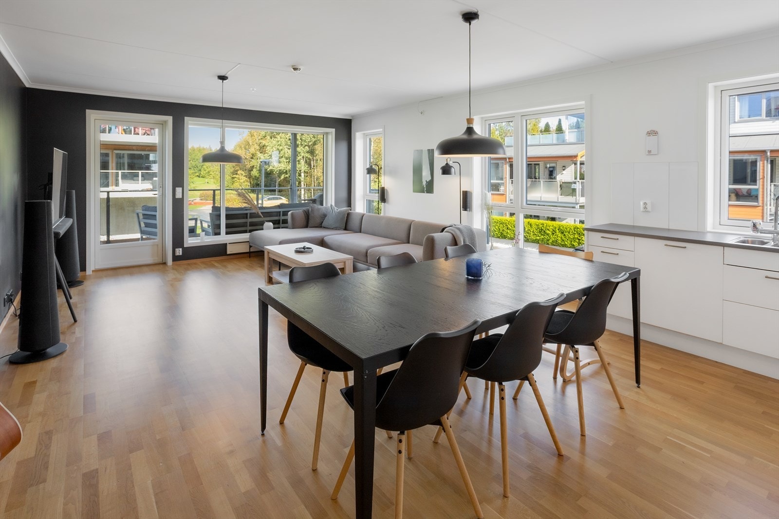 Åpent mellom stue og kjøkken Galleribilde