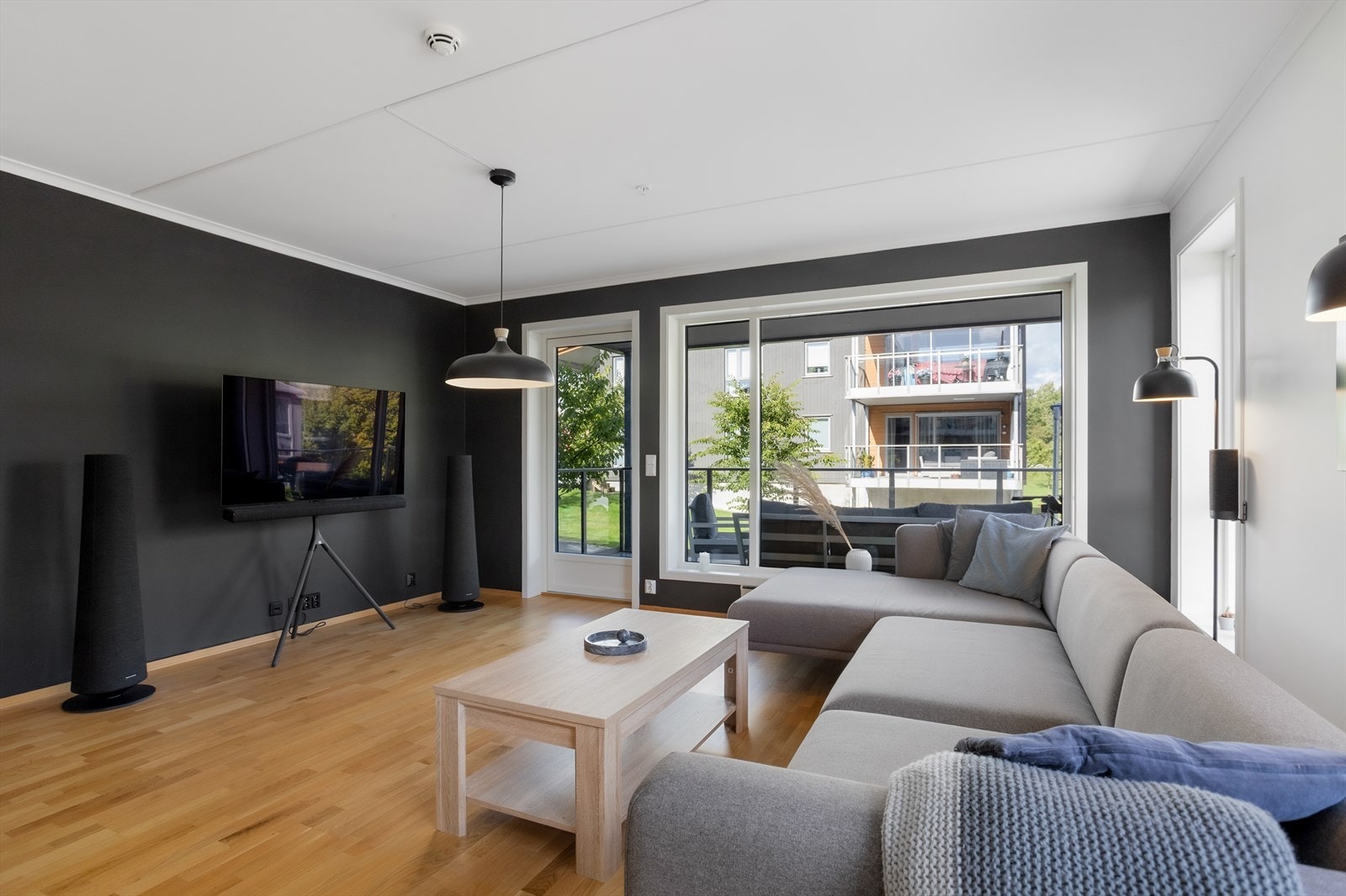 Hyggelig stue med utgang til terrasse Galleribilde