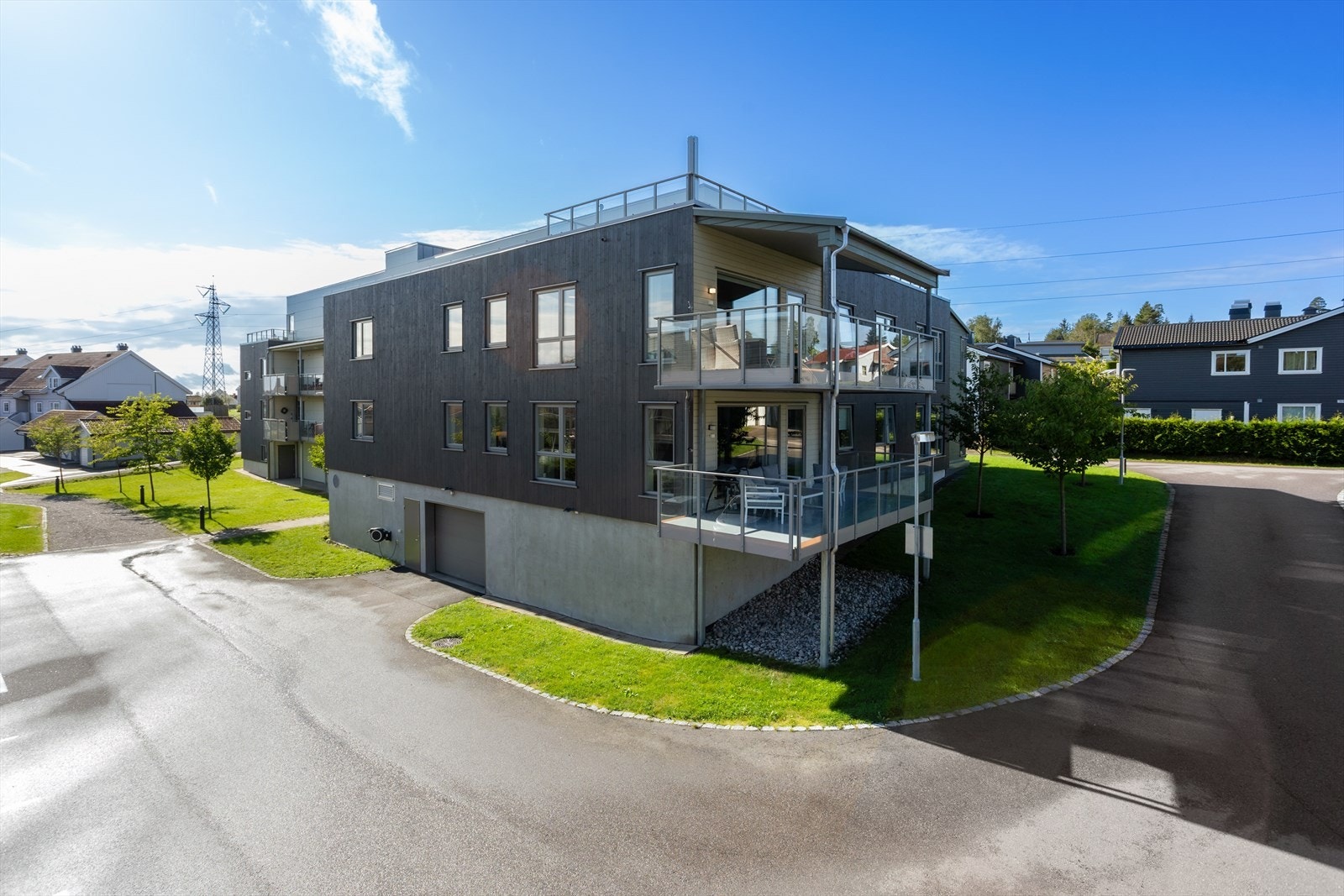 Leiligheten ligger i høy første etasje Galleribilde