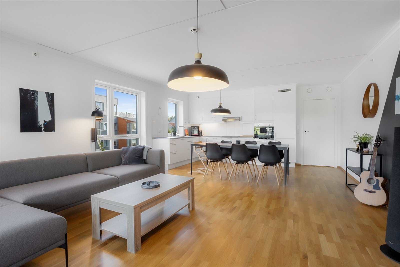 Åpen løsning mellom stue og kjøkken Galleribilde