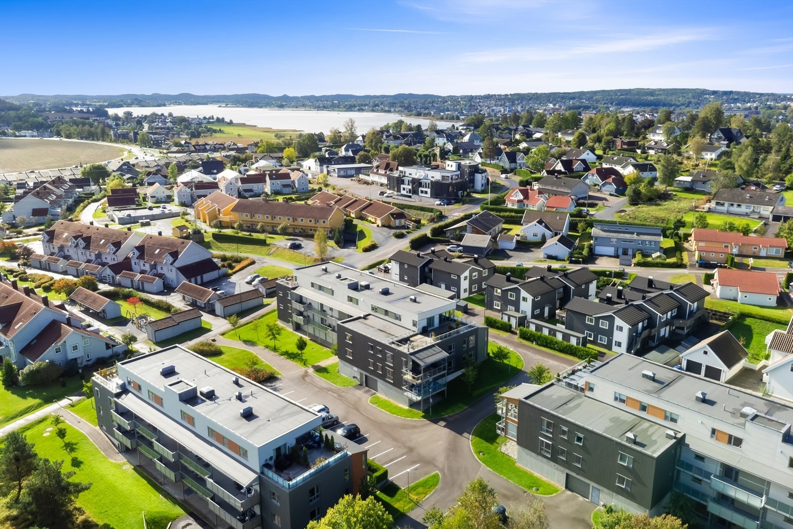Oversiktsfoto - sentralt og rolig med kort vei til butikker, strender, skoler og Tønsberg sentrum Galleribilde