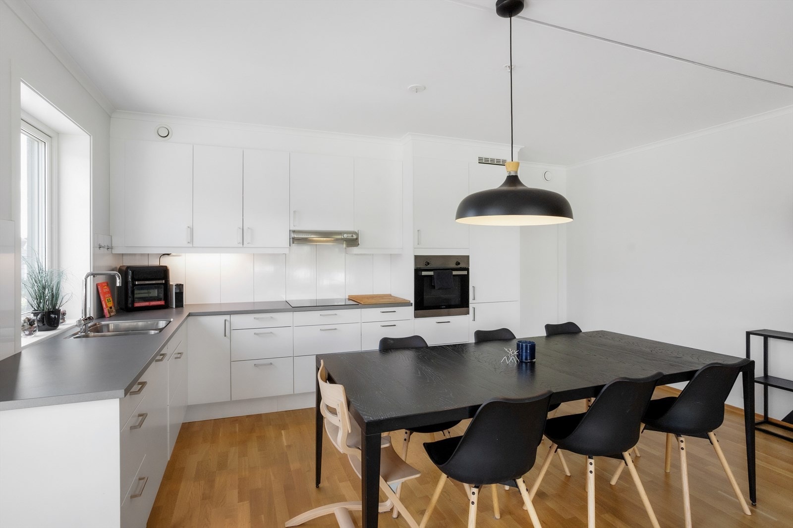 Godt med lagringsplass i skuffer og skap Galleribilde