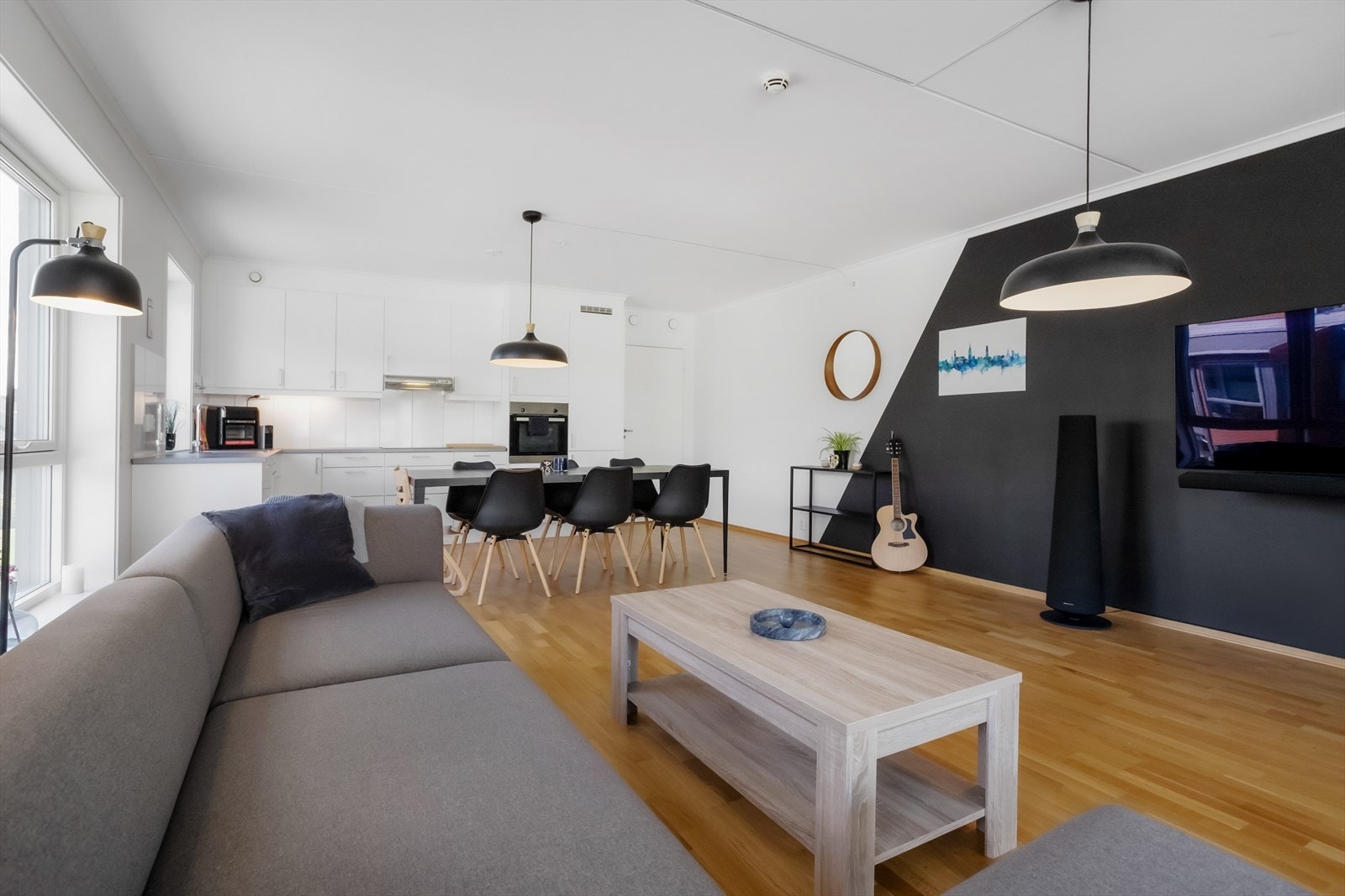 God plass til sittegruppe og spisebord Galleribilde