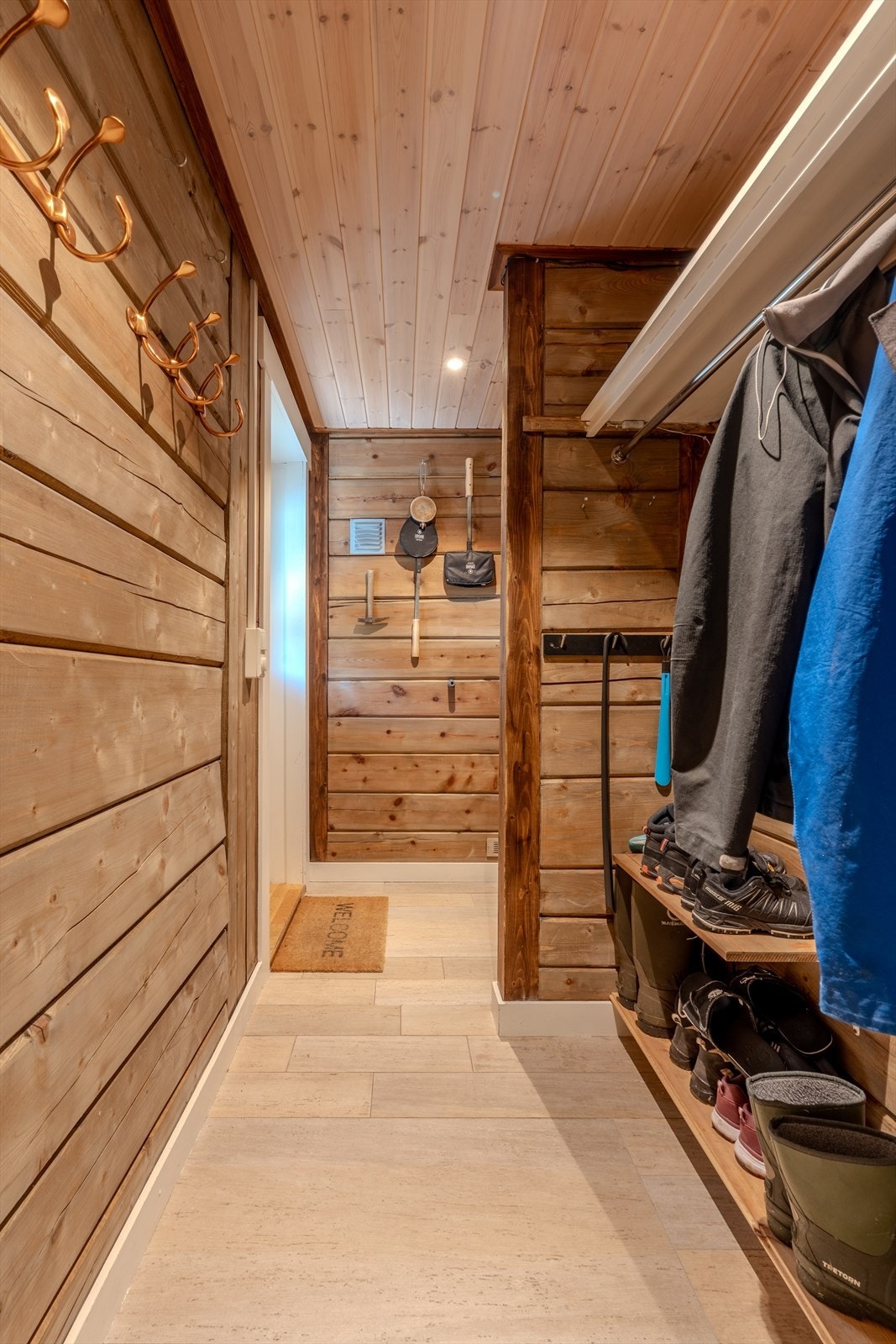 Inngang , flislagt med varmekabler. Galleribilde