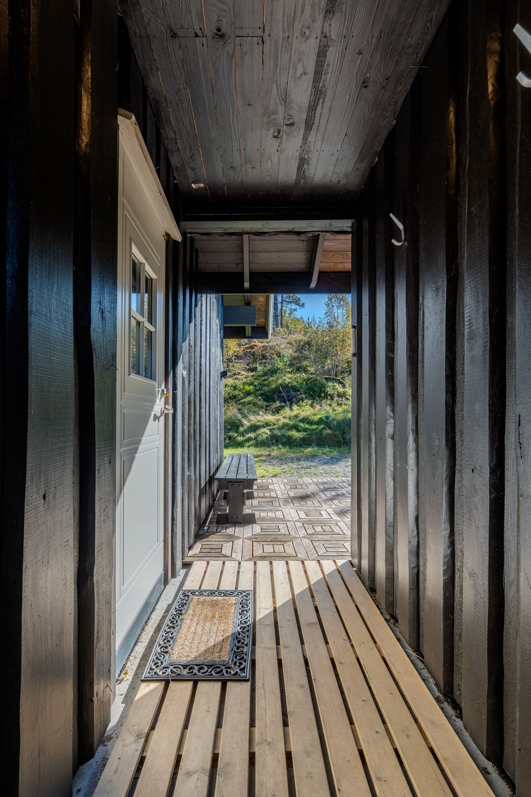 Overbygd inngang med utvendig bod Galleribilde