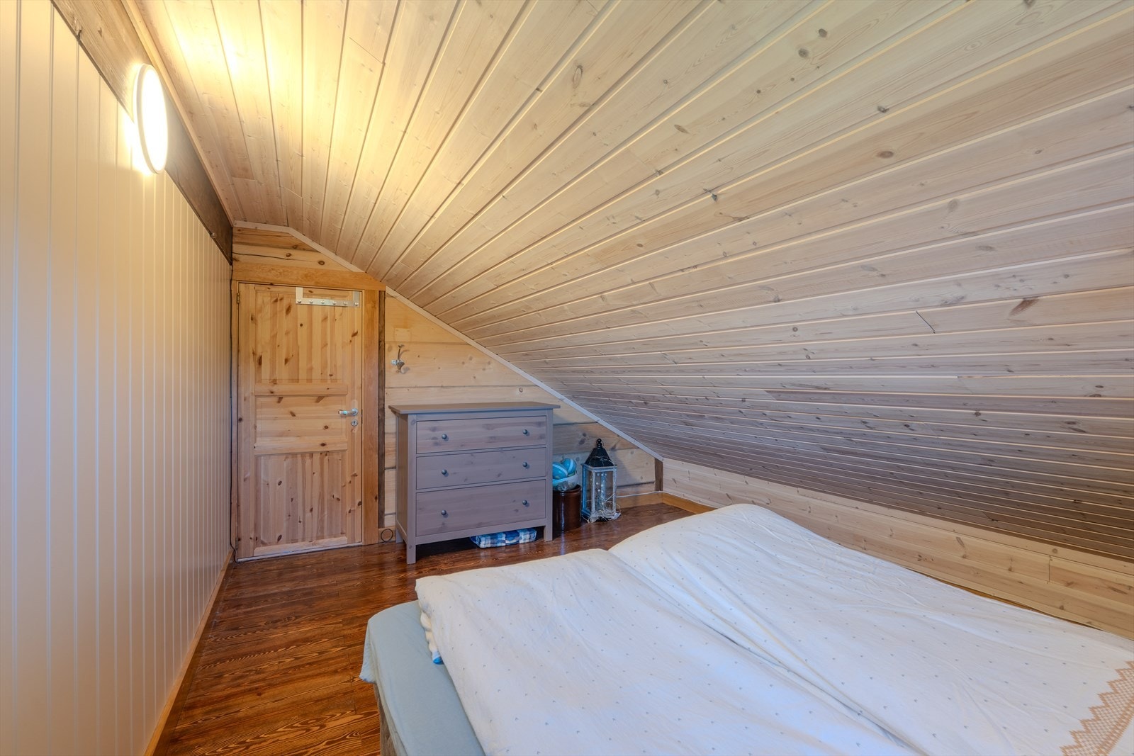 Soverom* hems (*ikke godkjent rømningsvindu eller bruksendring byggetegning) Galleribilde