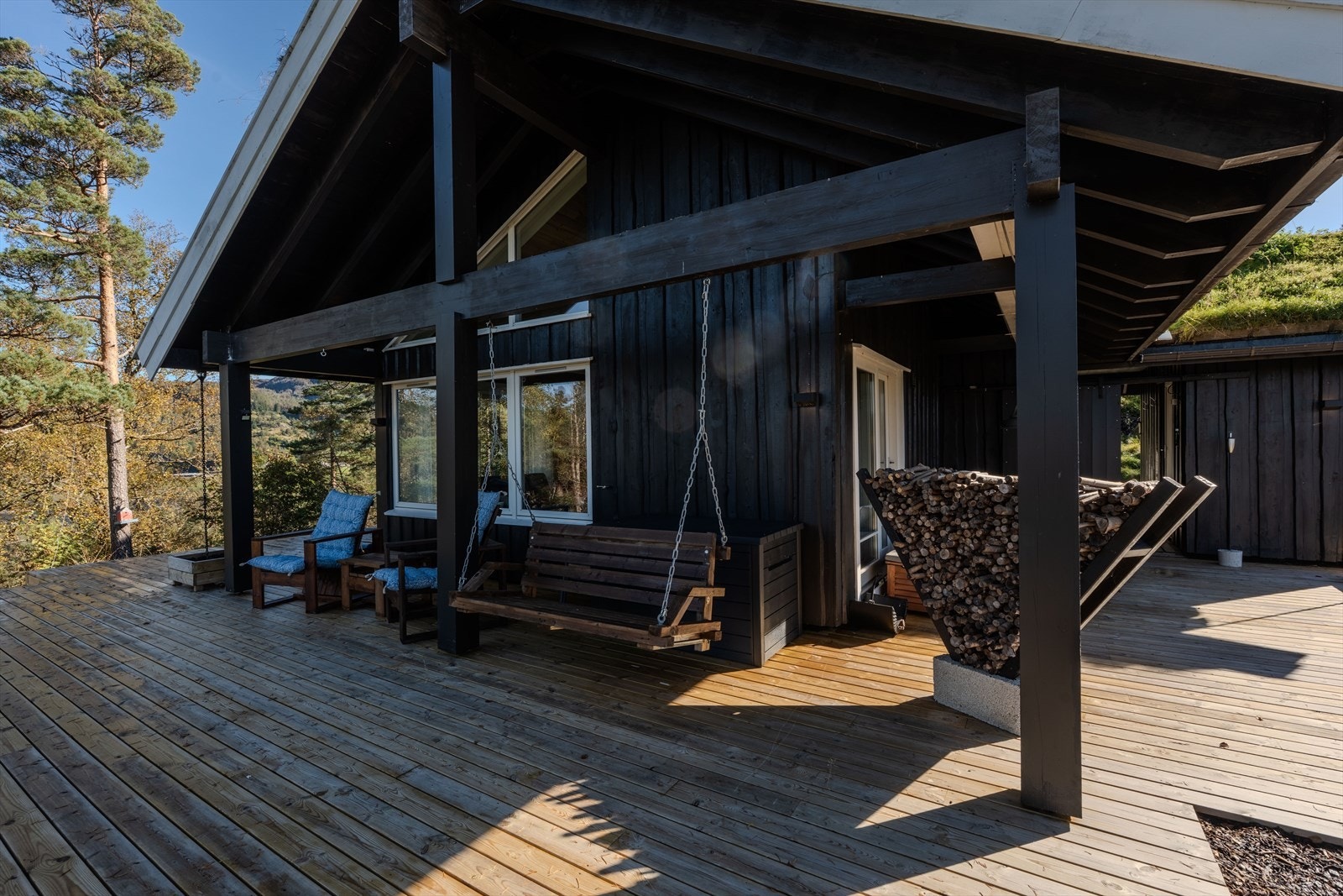 Sittegrupper i front med ettermiddag/kveldssol Galleribilde