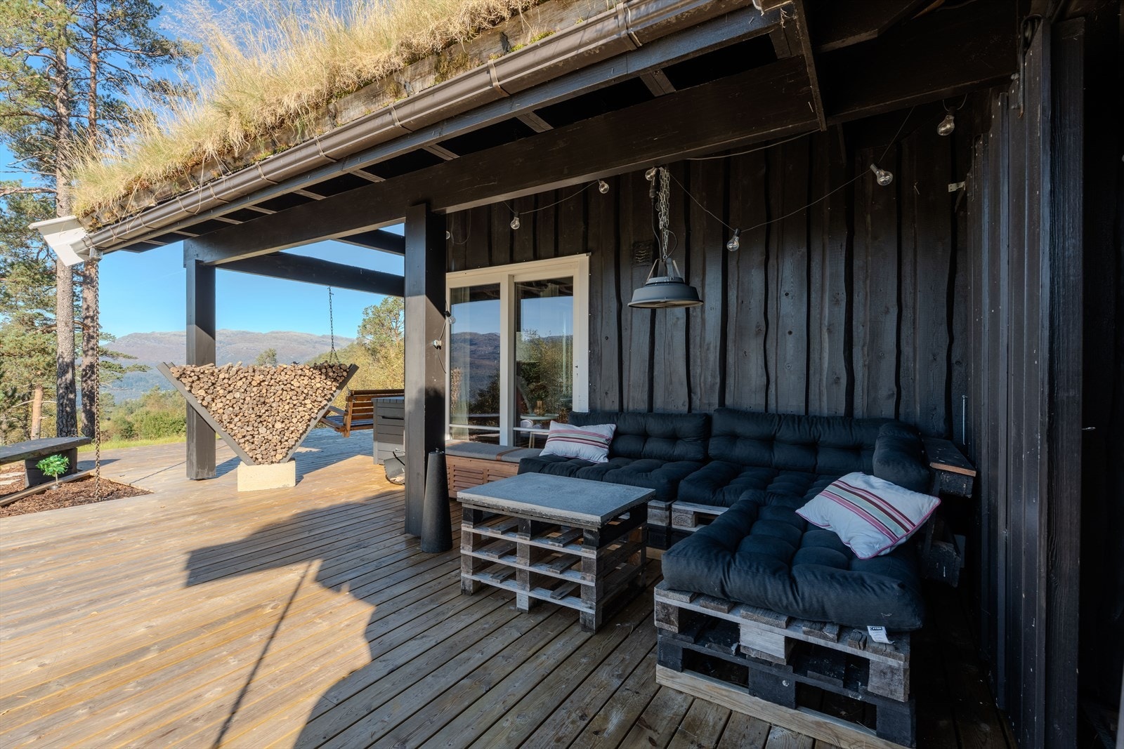 Det er flere sittegrupper/soner ute - En del av terrassen med overbygg Galleribilde