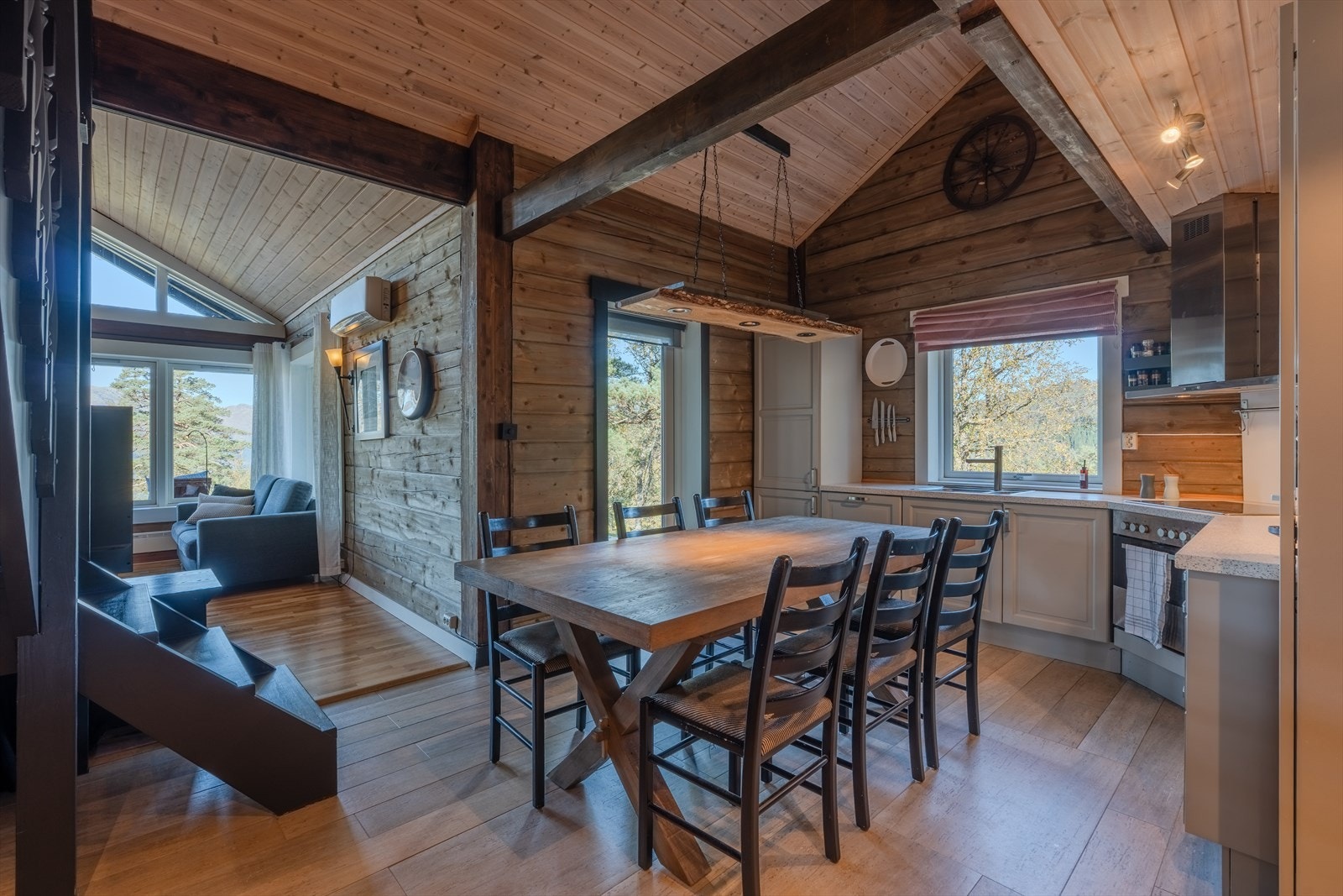 Kjøkken - flislagt gulv med varmekabler. God takhøyde til hems Galleribilde