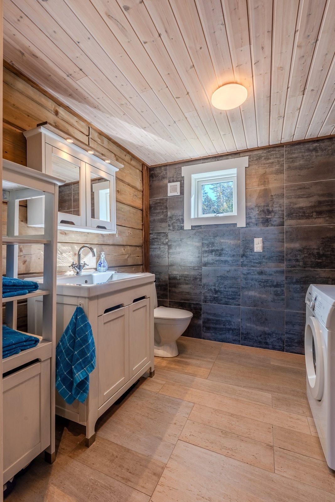 Bad 1 - flislagt gulv og opplegg til vaskemaskin Galleribilde