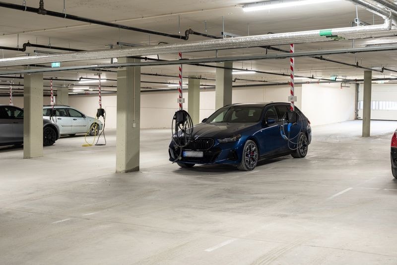 Det medfølger parkeringsplass i kjeller med elbillader. Galleribilde