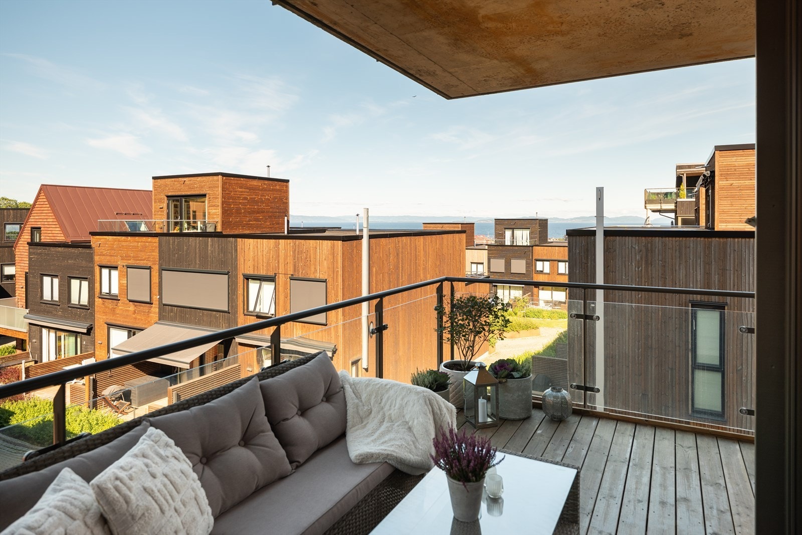 Balkongen strekker seg over romslige 13m² med god plass til å møblere etter eget ønske. Galleribilde