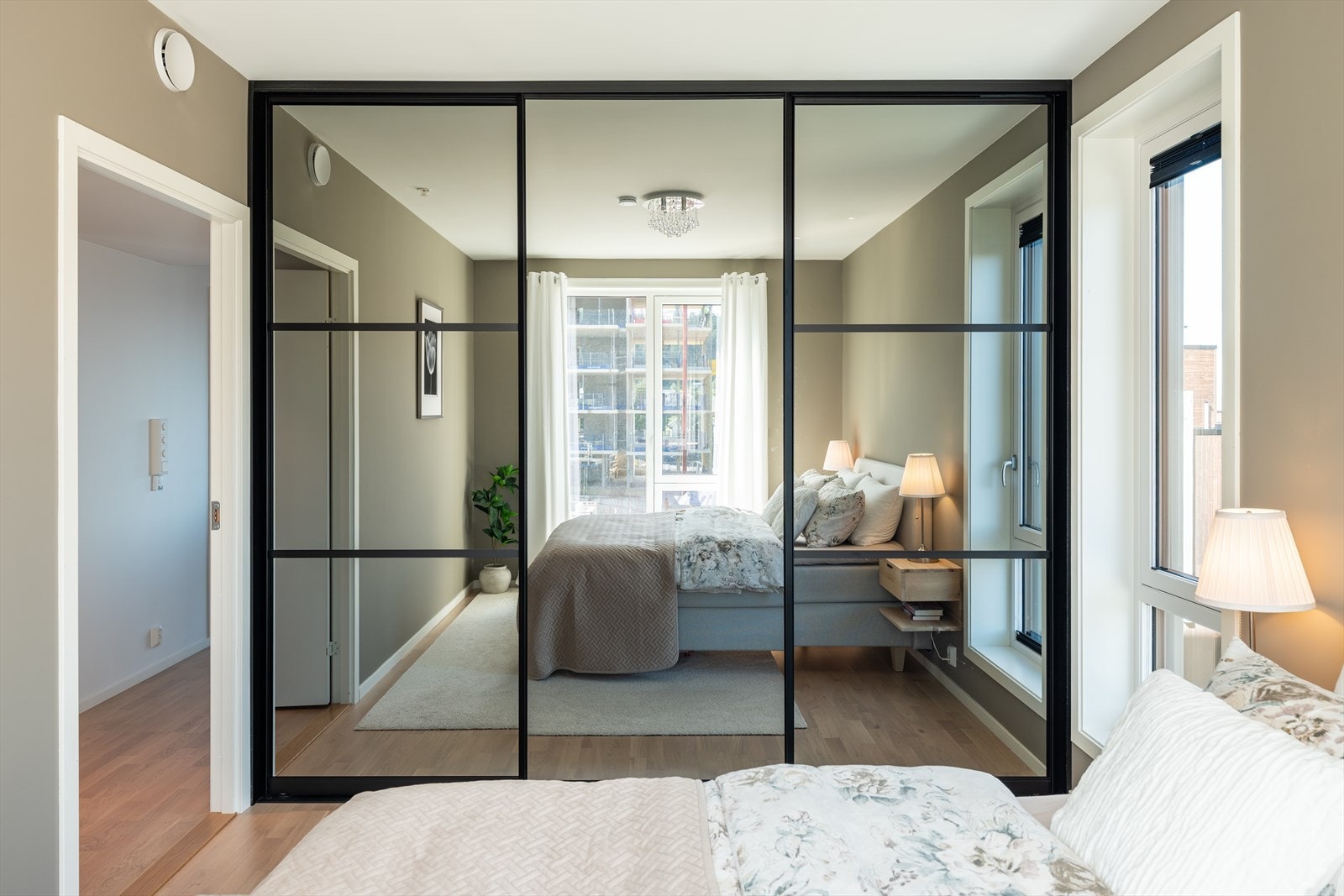 Selger gjorde tilvalg på garderobe med en romslig løsning fra Garderobemekka med sotet speil. Soverommet gir en ekslusiv følelse med sin gode størrelse og gjennomførte løsninger. Galleribilde