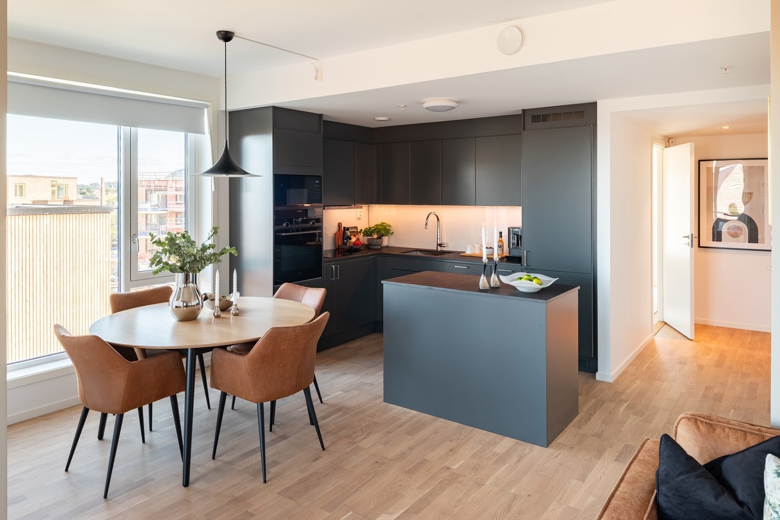 Leilighetens hjørnebeliggenhet sørger for rikelig med naturlig lysinnslipp fra flere himmelretninger. Galleribilde