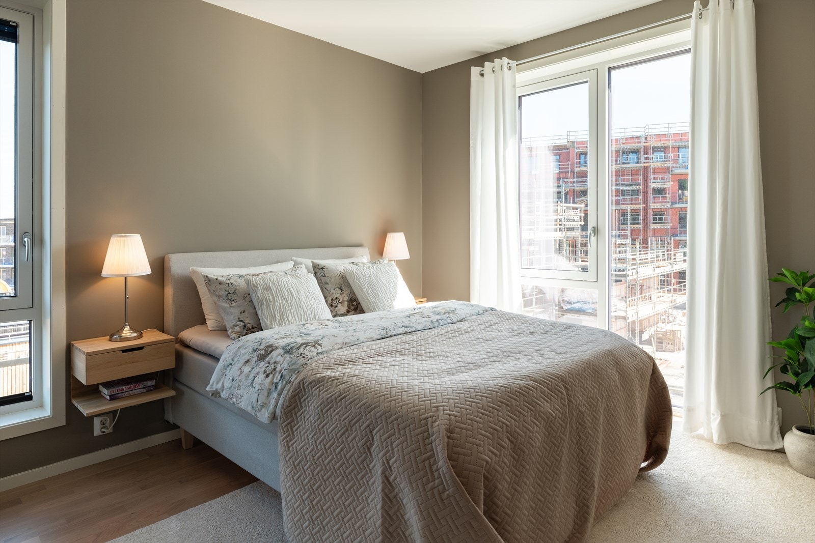 Hovedsoverommet er av svært god størrelse med et areal på 12,5m². Soverommet er oppmalt i fargen Mohair. Galleribilde