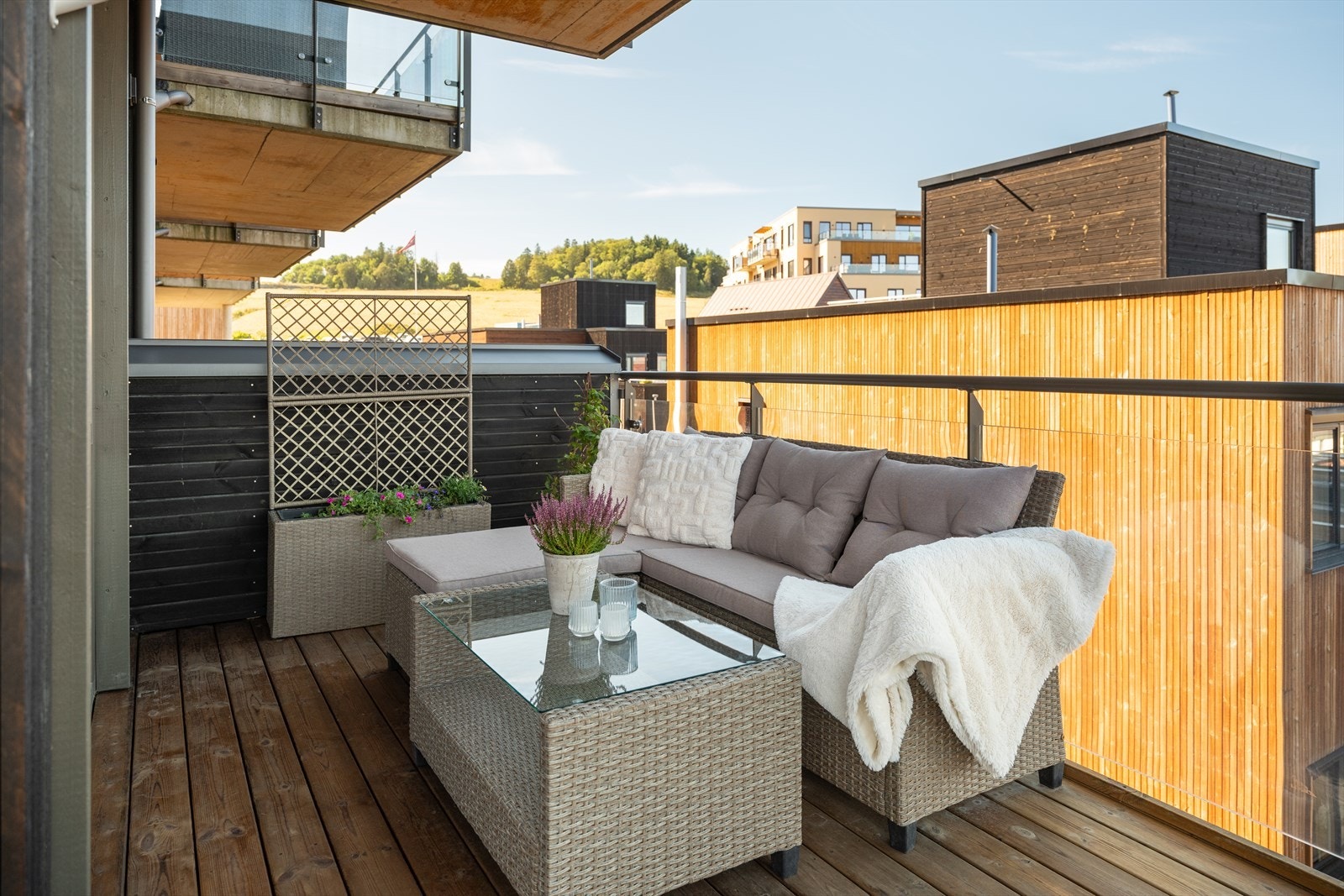 På sommertid har du sola fra ca. 15:30 og til den går ned. Galleribilde