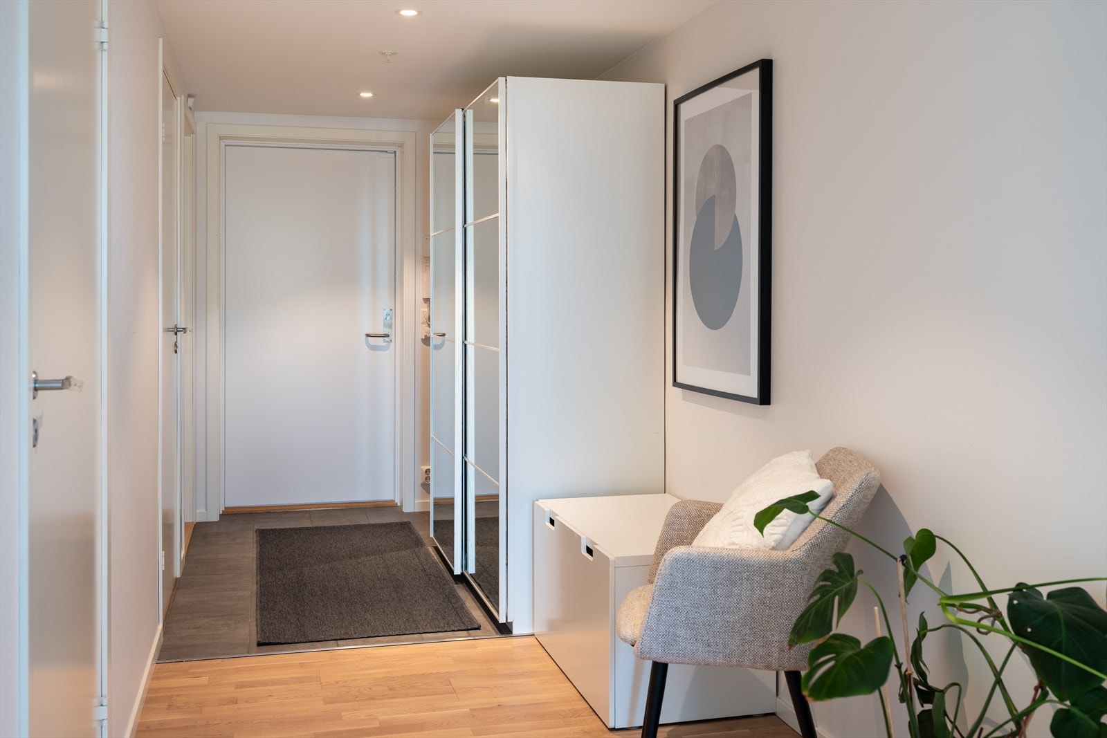 Gangens gode størrelse gir god plass til oppbevaring av yttertøy. Videre har leiligheten en innvendig bod på 3,5m² samt en ekstern bod på 5m². Galleribilde