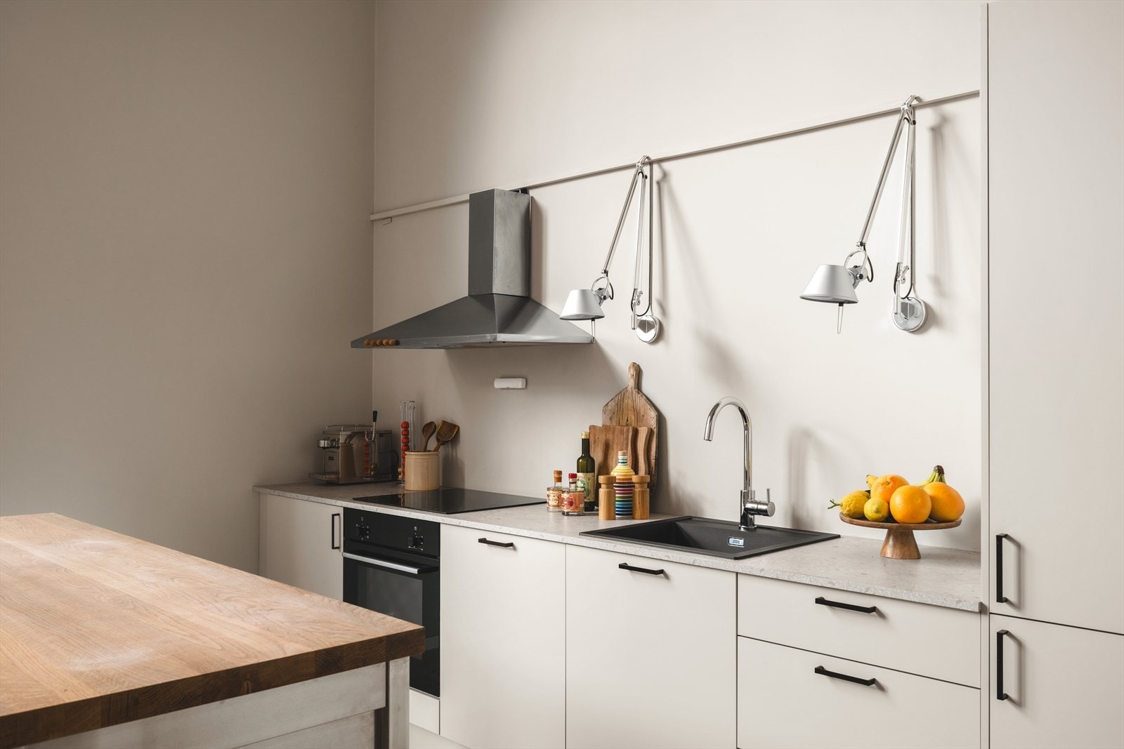 Kjøkkenet har slette fronter og benkeplate av laminat med nedfelt vask. Galleribilde