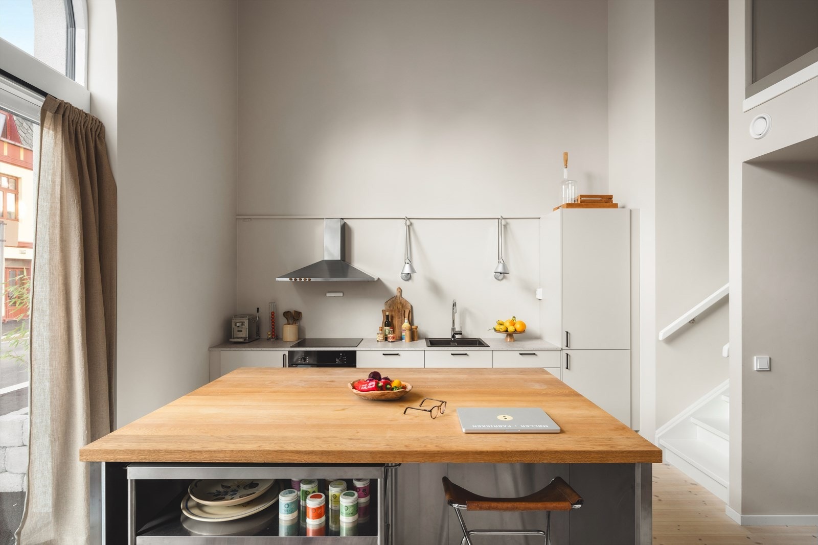 Kjøkkenøyen sørger for ekstra skap - og sitteplass, såvel som god arbeidsflate. Galleribilde