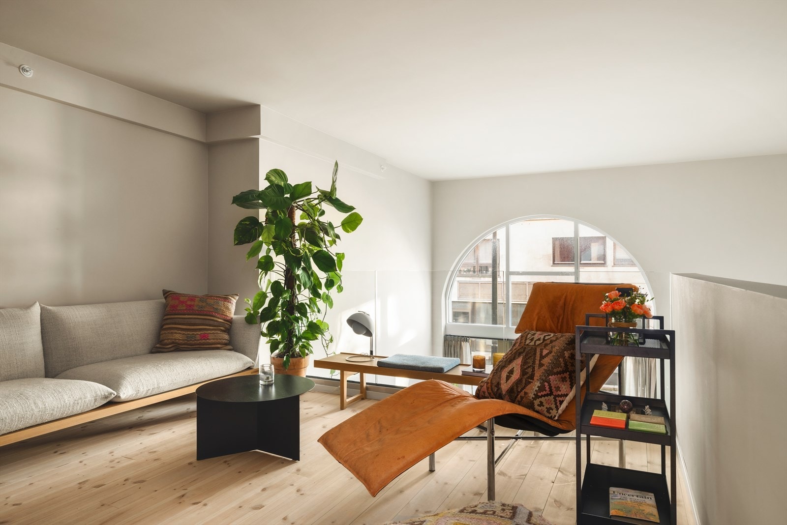 Leiligheten ble ferdigstilt i 2025 og utmerker seg med sin moderne utforming, gjennomgående høye standard og en atmosfære som umiddelbart gir en følelse av kvalitet og komfort. Galleribilde