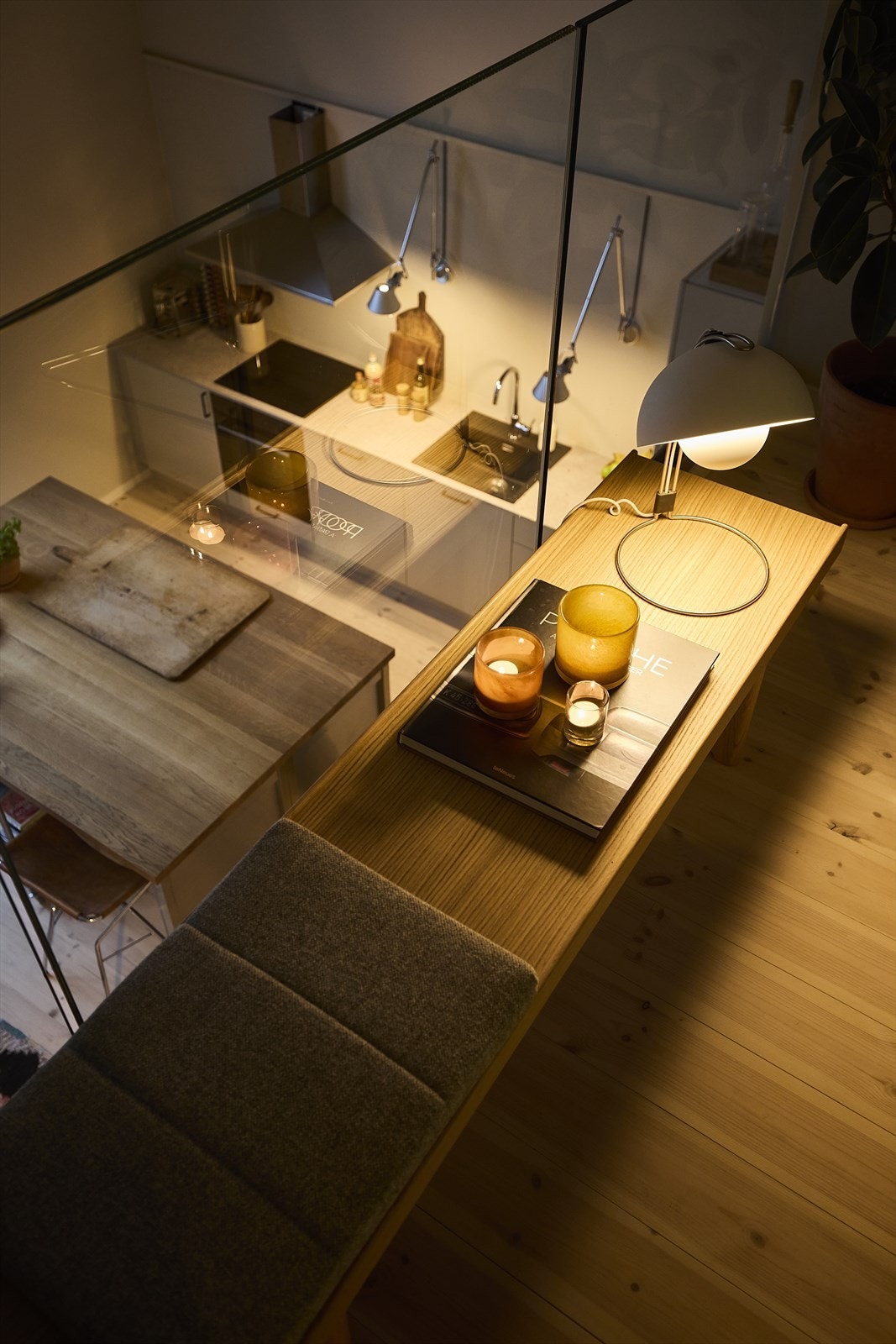 De store vinduene som strekker seg fra omtrent gulv til tak sørger for et flott lysforhold på hemsen. Galleribilde