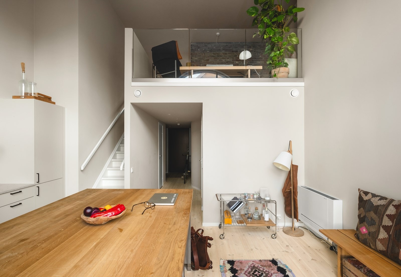 Fra kjøkken er det trapp opp til leilighetens hems. Galleribilde