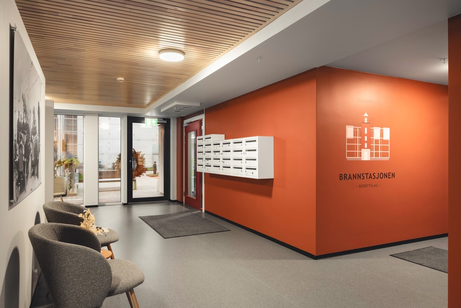 Borettslaget har et flott felles inngangsparti med god gang, postkasser og stoler. Galleribilde