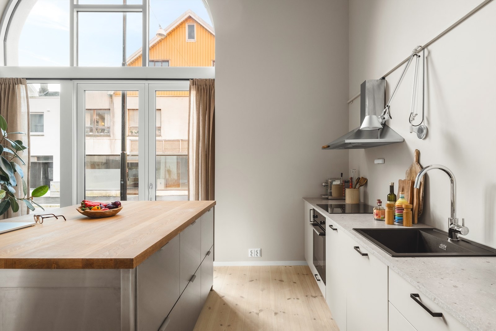 Det har integrerte hvitevarer som oppvaskmaskin, kjøl/frys, platetopp og stekeovn. Galleribilde