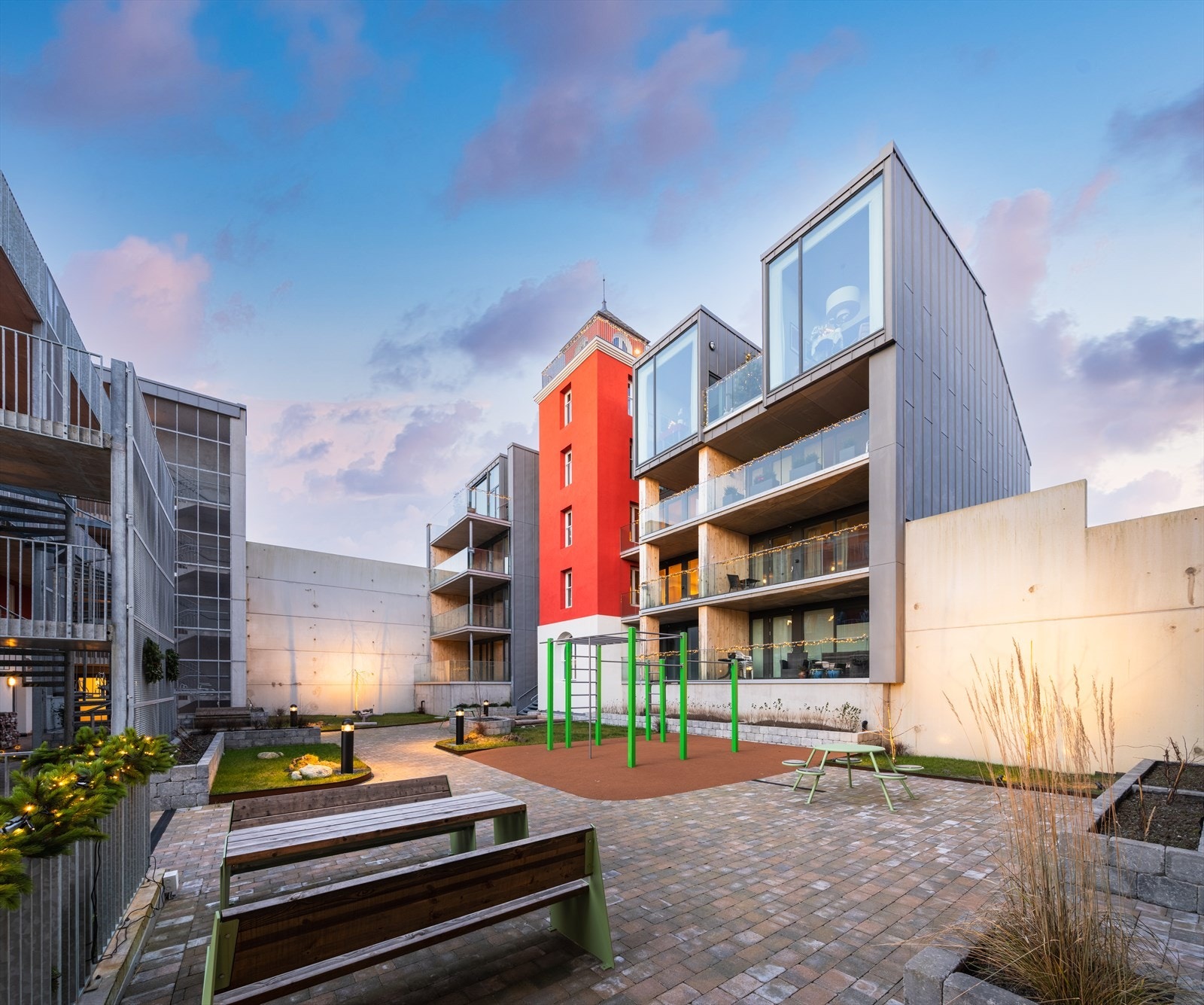 Sosiale sittesoner på felles uteområde. Galleribilde