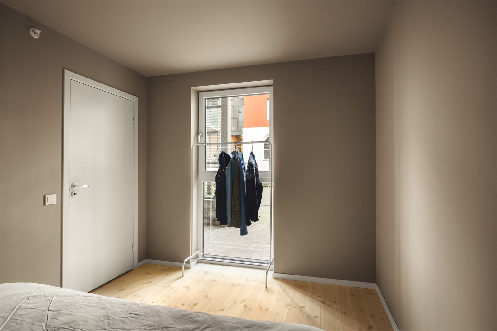 Lyst og luftig soverom som vender mot bakgården. Galleribilde