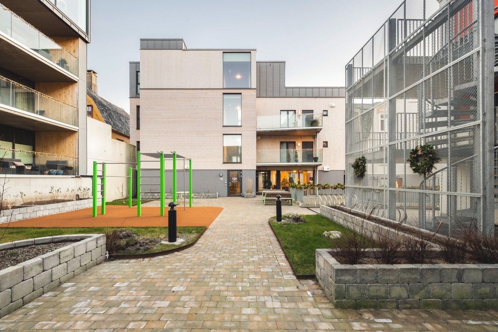 Borettslagets uteområder er flott opparbeidet med bed, grøntarealer og internveier. Galleribilde