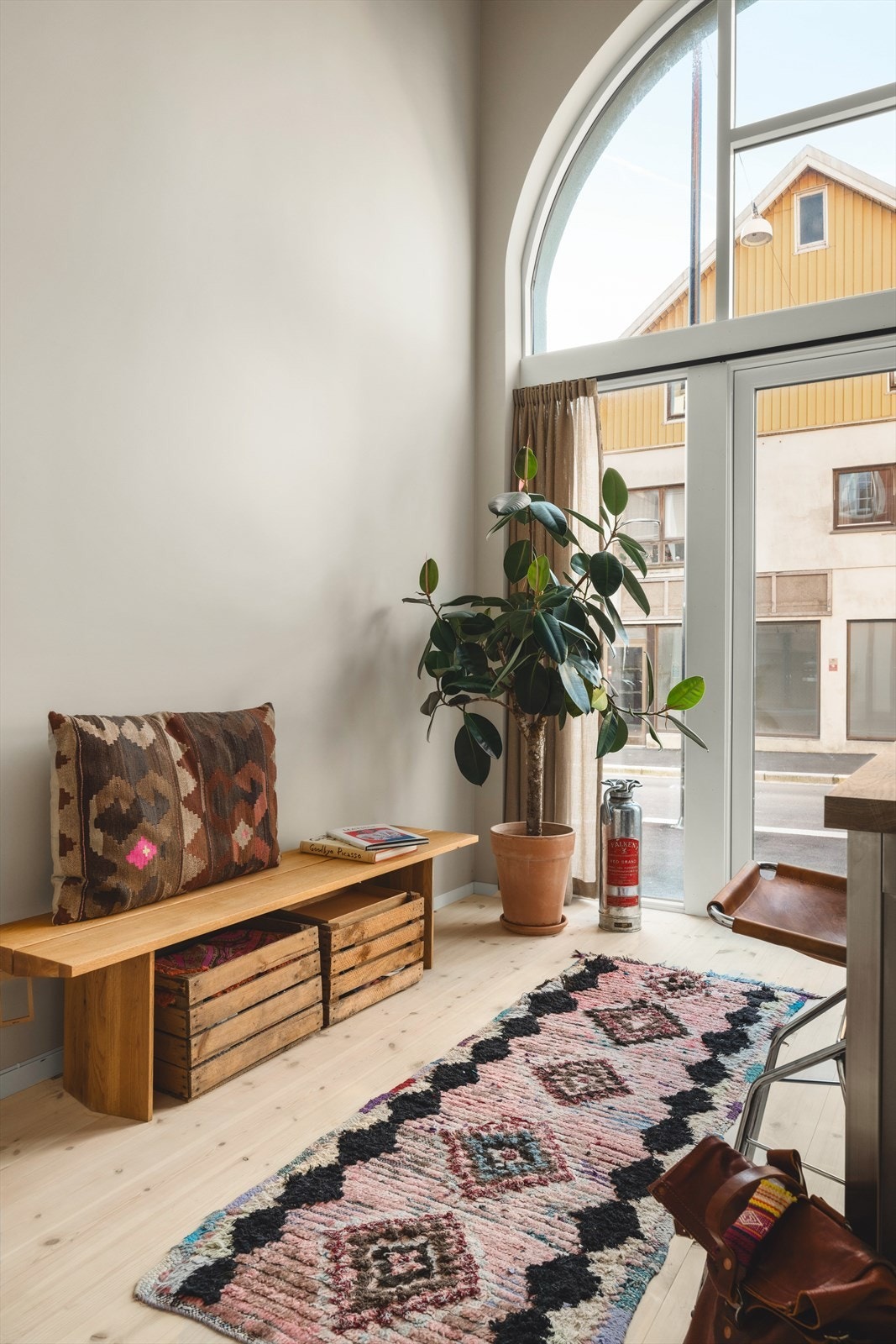 Leiligheten har et flott furugulv og malte veggflater som gir et lyst og trivelig inntrykk. Galleribilde