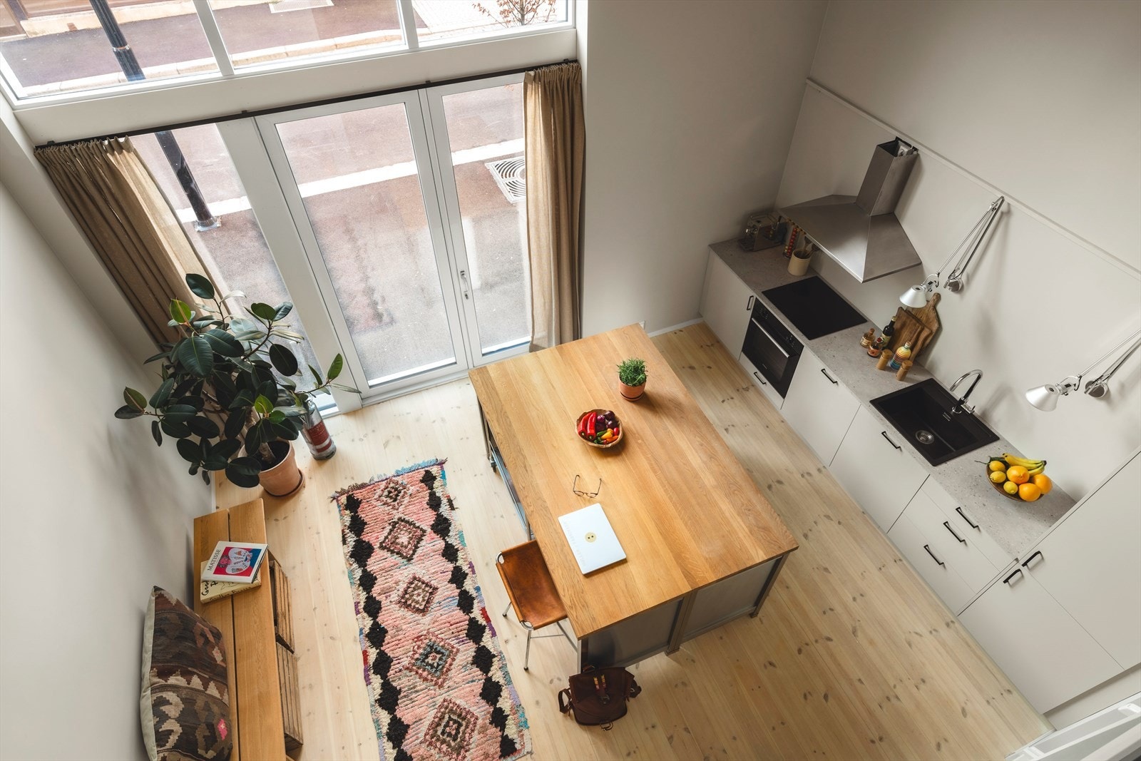 Leiligheten har en fantastisk takhøyde som i kombinasjon med store vindusflater sørger for en luftig atmosfære. Galleribilde