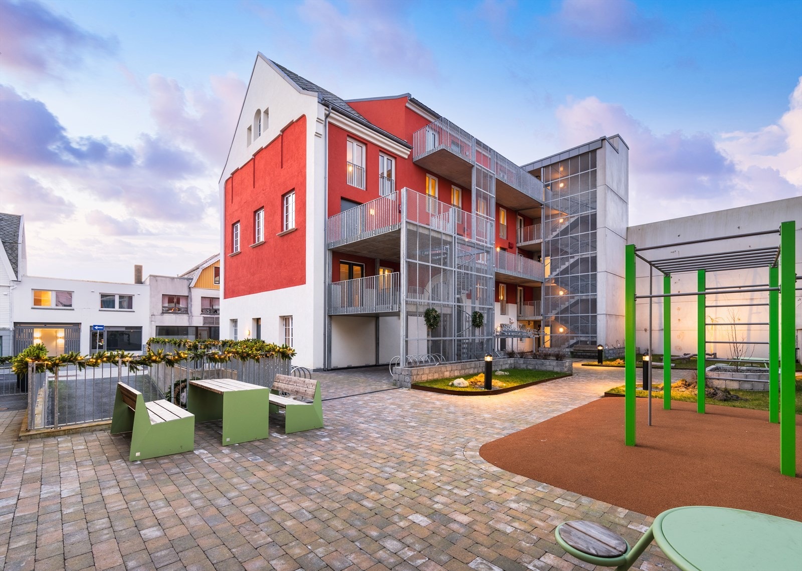 Her bor du i sentrumskjernen med kort gang - og sykkelavstand til et utvidet butikk - og servicetilbud, samt store arbeidsplasser. Galleribilde