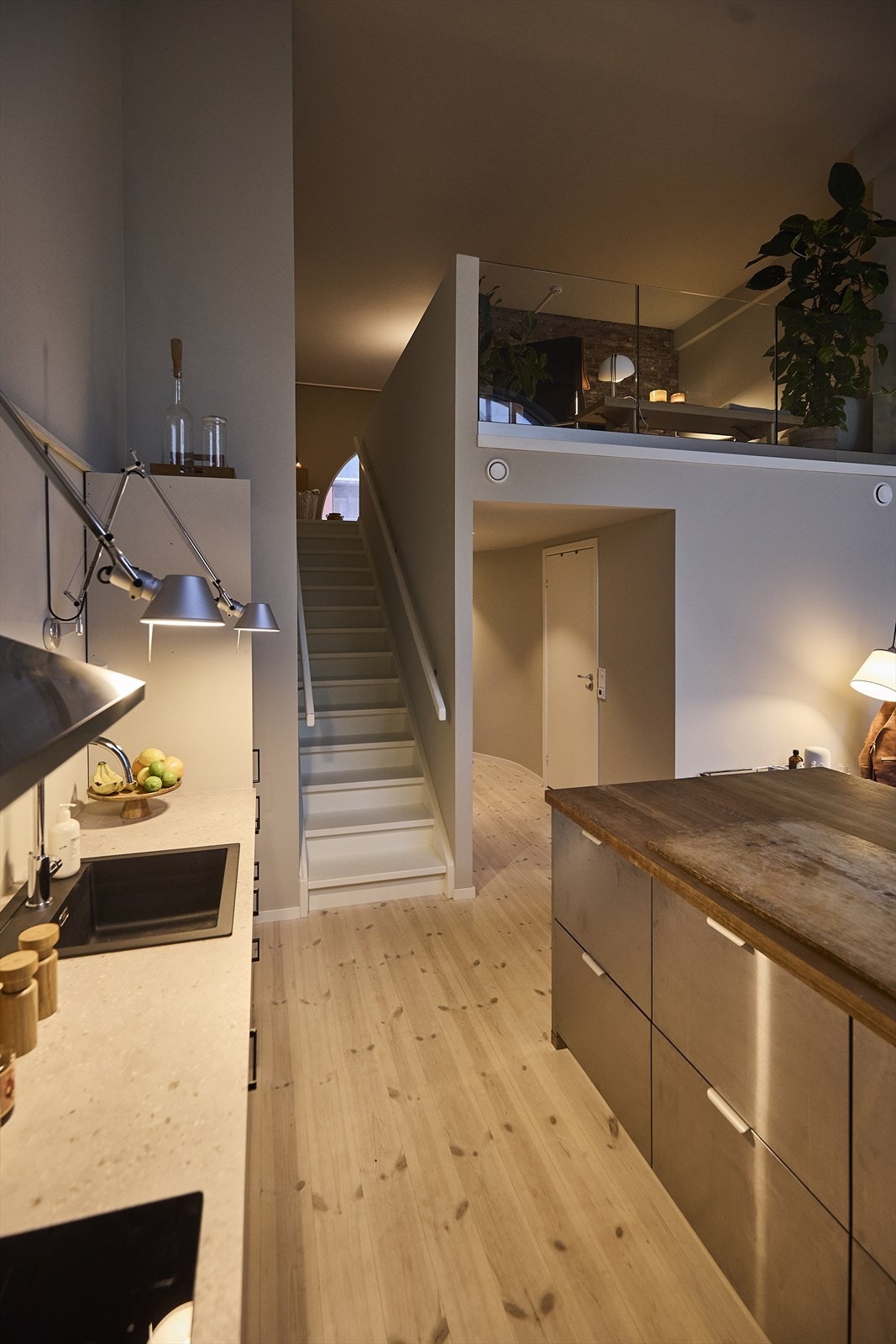 Flott kveldstemning i leiligheten. Galleribilde