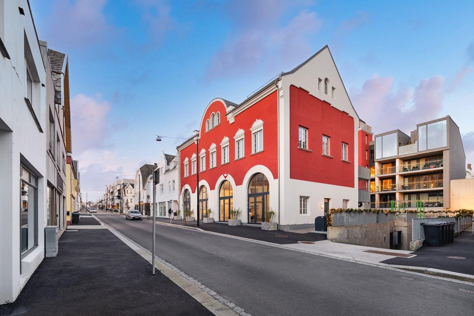 Det medfølger fast parkeringsplass i felles garasjeanlegg. Galleribilde