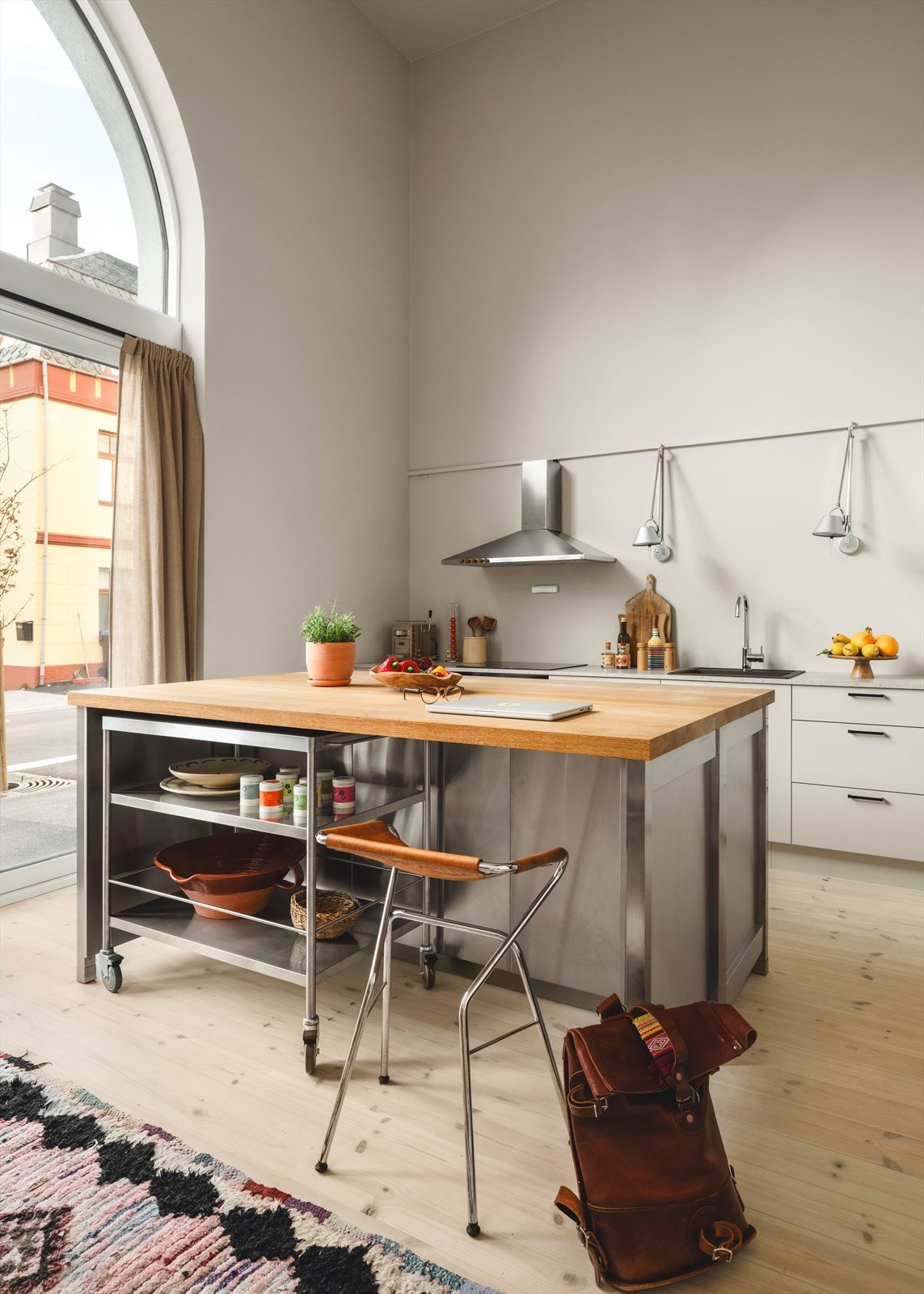 Stilrent kjøkken utført med en moderne innredning i tillegg til praktisk kjøkkenøy. Galleribilde