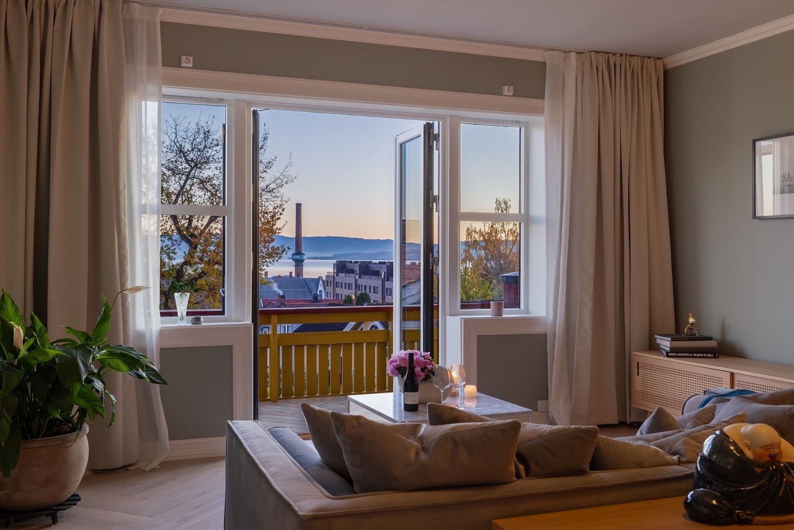 Sofaen er perfekt plassert ut mot balkongen. Galleribilde