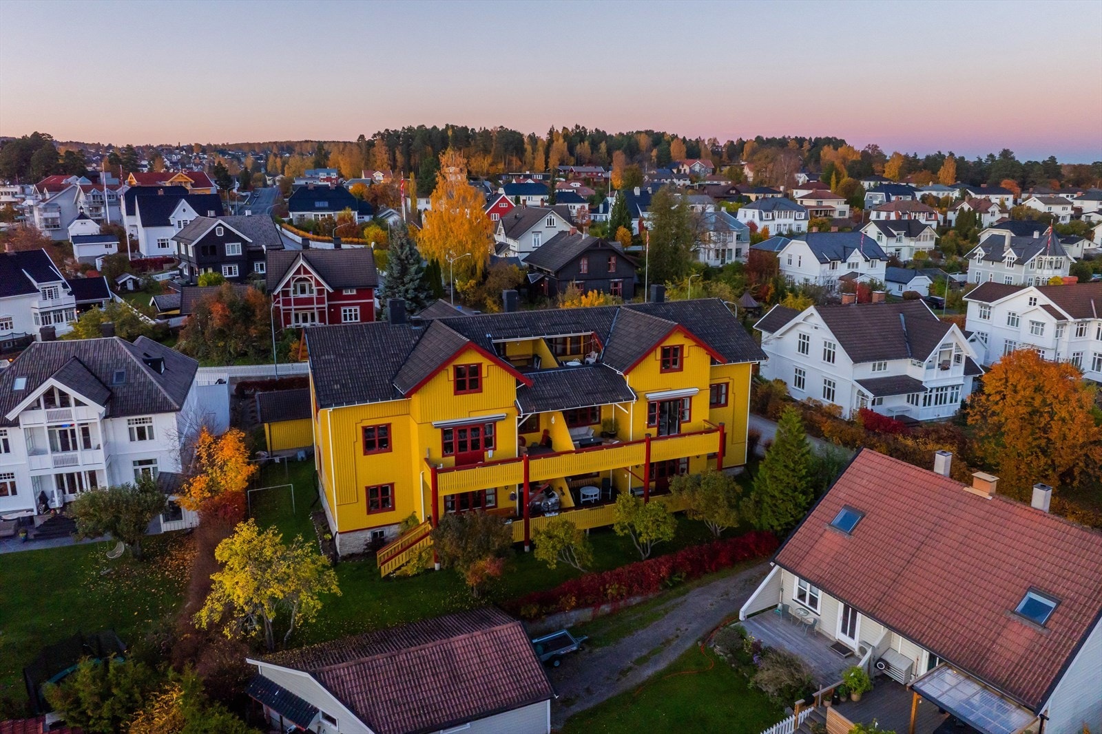 Det er gangavstand til alle byens fasiliteter, samt fine turområder lang Mjøsa. Galleribilde