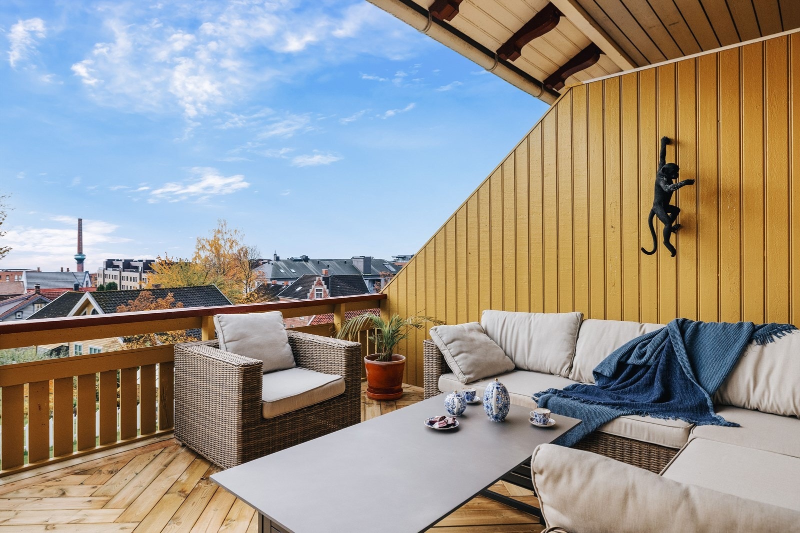 Fra balkongen er det fint utsyn mot Hamar by., Galleribilde