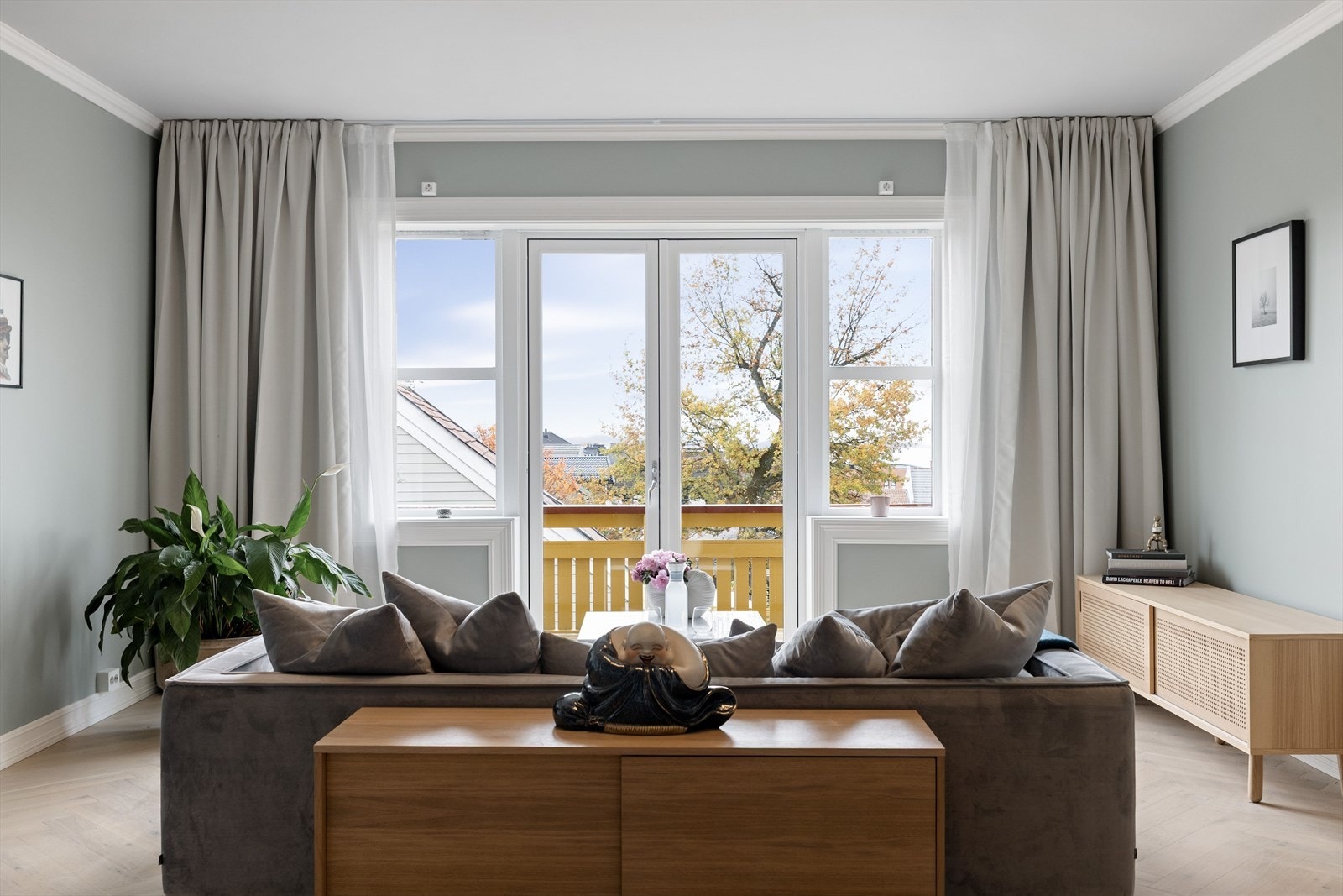 Stuen er lys og trivelig og leilighetens midtpunkt. Store vindusflater gir godt med naturlig lysinnslipp. Galleribilde