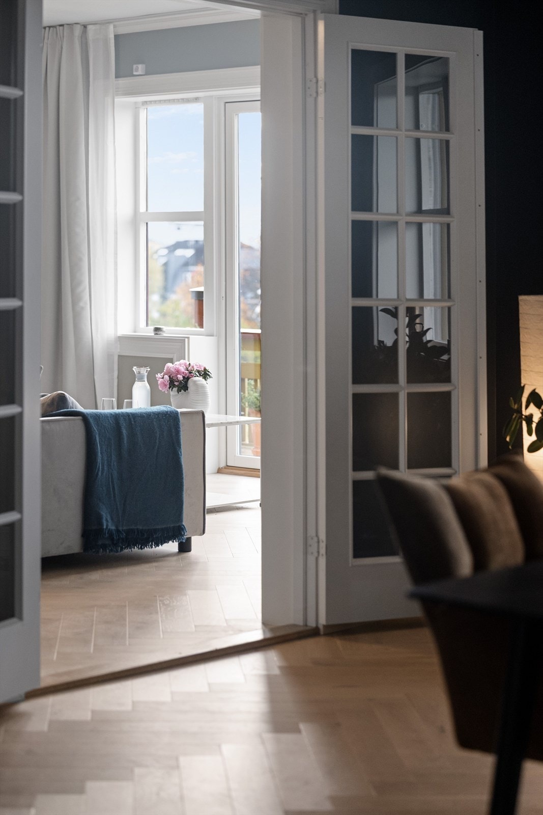 Rommets himling er tilbakeført til opprinnelig stand med rosett fra byggeåret. Galleribilde