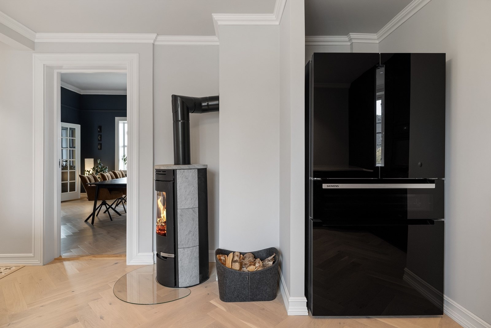 Naturlig plass for det doble kjøleskapet med både vinskuff og fryseskuff. Kjøleskapet kan følge om ønskelig. Galleribilde