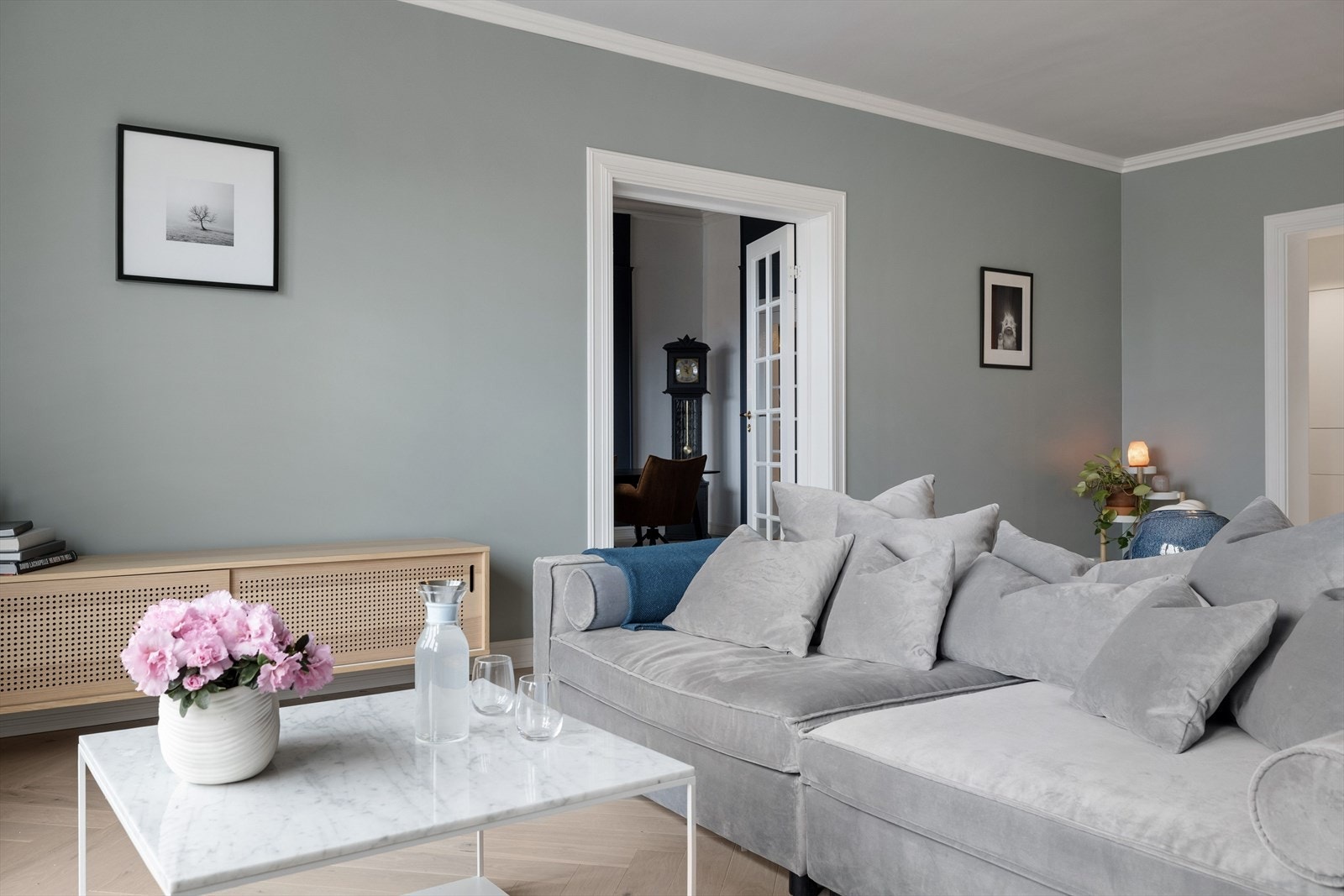 Et innbydende oppholdsrom med god plass til både sofagruppe og andre stuemøbler. Galleribilde