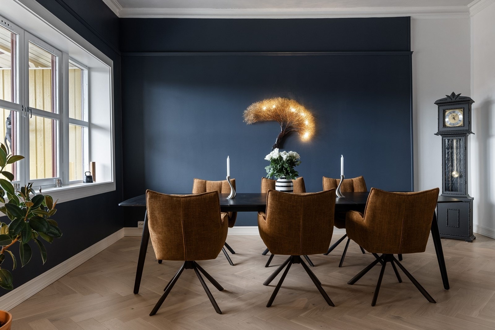 Egen spisestue med god plass til et romslig spisestuebord. De dype vinduskarmene gir en eksklusiv følelse og plass til diverse pyntegjenstander. Galleribilde