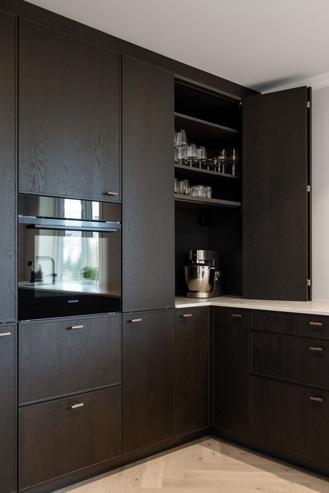 Kjøkkenet har smarte detaljer med blant annet et praktisk skap for kjøkkenmaskiner, som enkelt kan skjules når de ikke er i bruk. Galleribilde