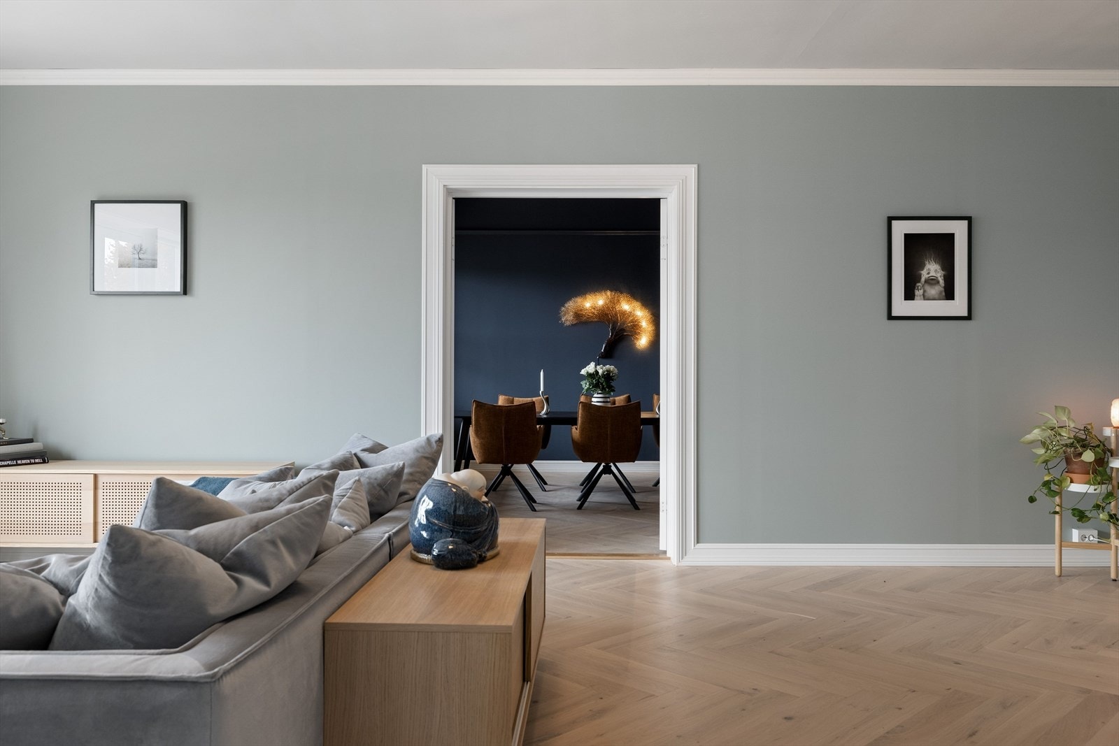 Leiligheten er pusset opp i sin helhet med en meget gjennomført stil med materialer av høy kvalitet. Legg merke til de flotte, profilerte listene. Galleribilde