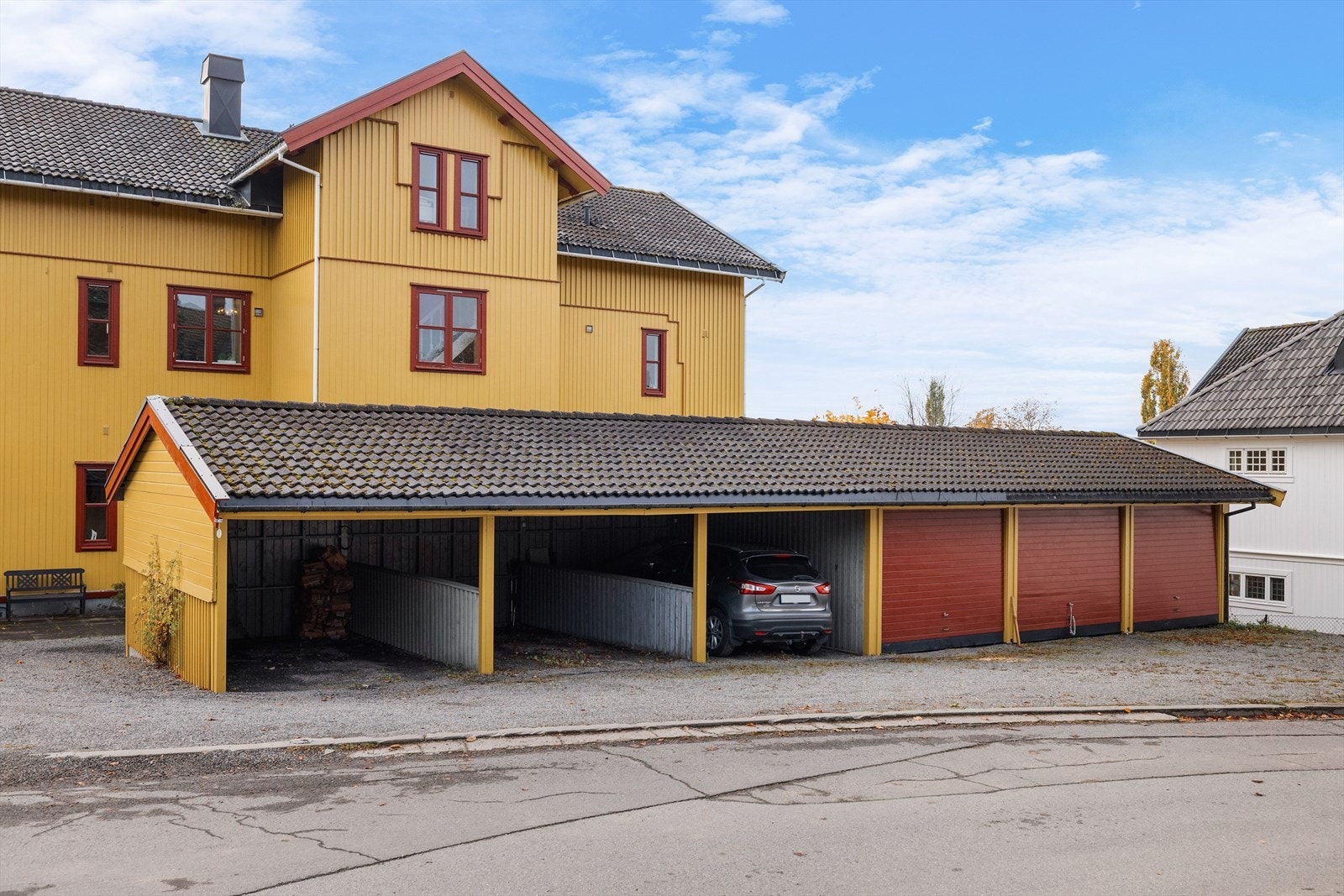 Garasjeplass i felles rekke følger leiligheten. Galleribilde