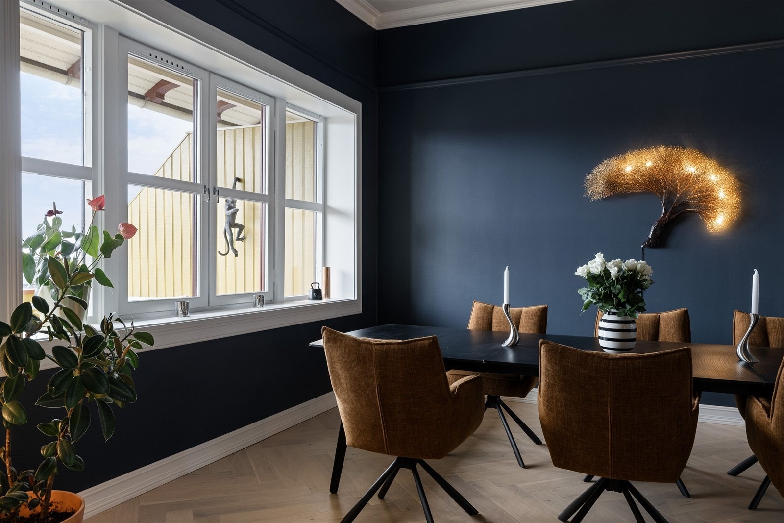 Rommet er malt i en dyp blåfarge som gir en lun stemning til rommet. Galleribilde