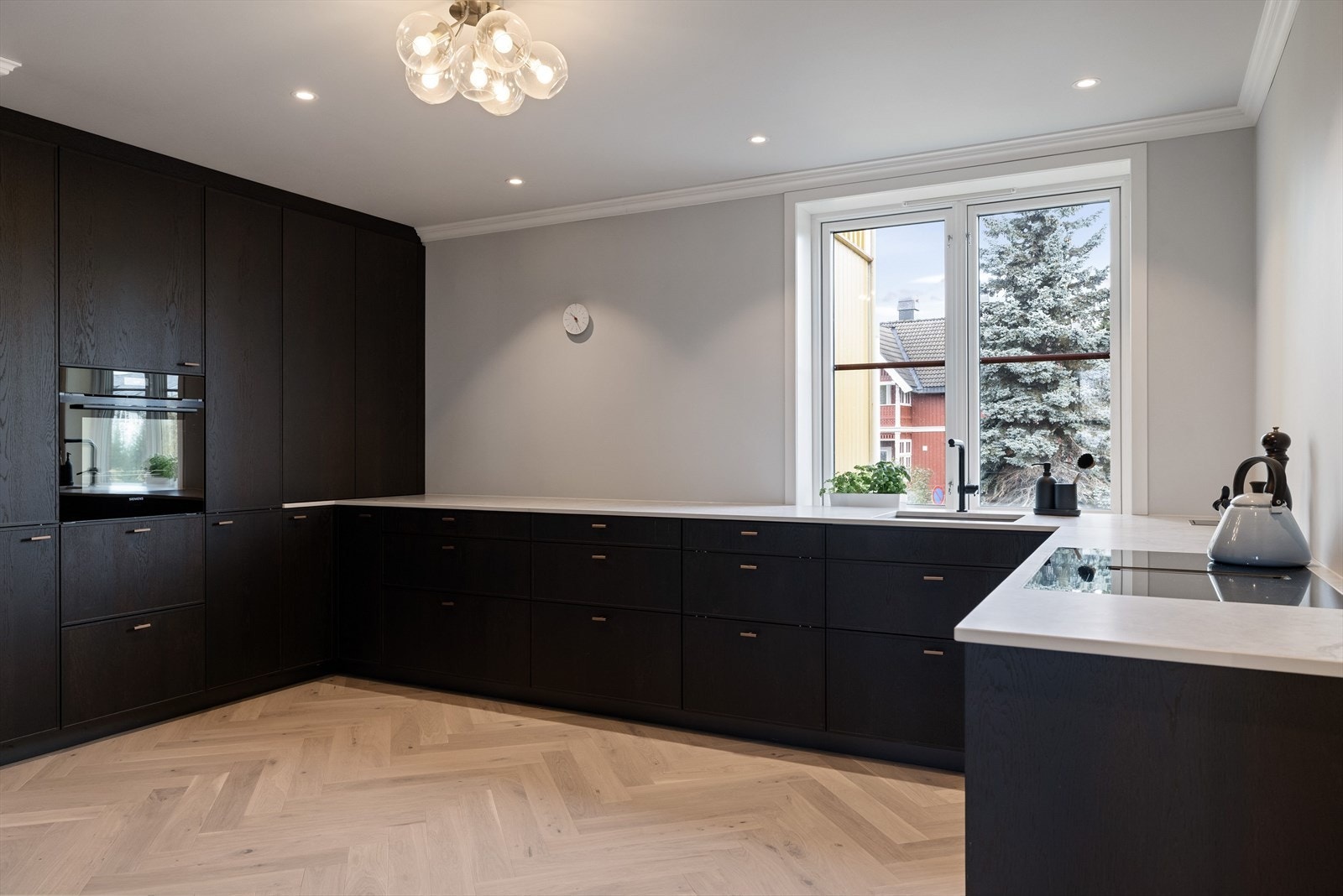 Innredningen er fra Rotpunkt og er satt inn ny i 2025. Det er rikelig med skap- og benkeplass. Oppvaskmaskin, stekeovn og platetopp av høy kvalitet er integrert og medfølger handelen. Galleribilde